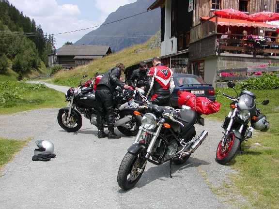 Ducatis parkt man nicht in der Wiese,...